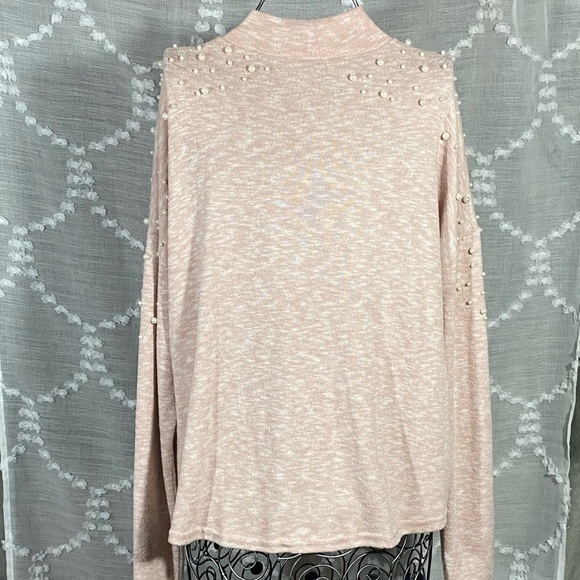 Light pink sweater w/ pearl accent shoulder size M - Picture 5 of 6
